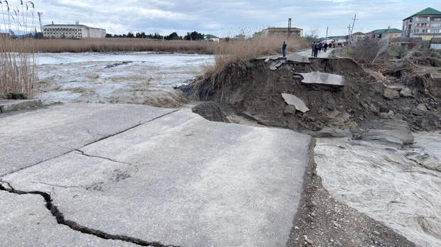 Километровый оползень провалился в реку в Дагестане