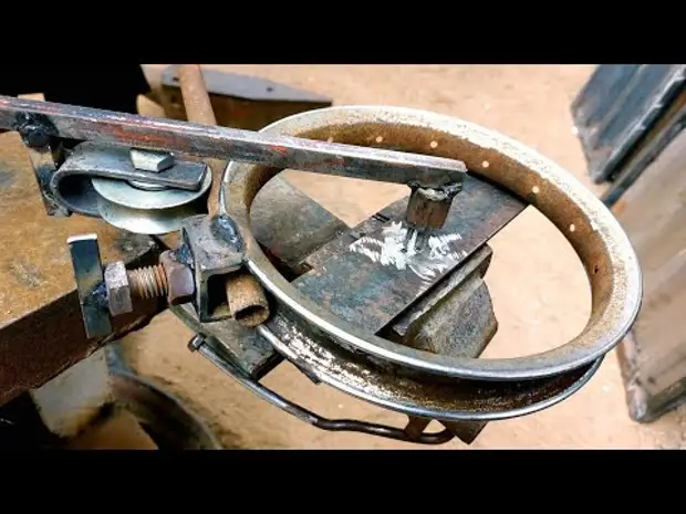 Простой гибочный станочек из колеса велосипеда