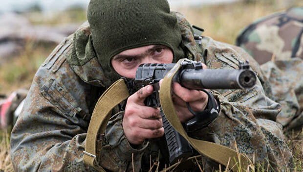 Российский военнослужащий во время совместных учений ВДВ России, Белоруссии и Сербии Славянское братство-2016 в Сербии Российский военнослужащий во время совместных учений ВДВ России, Белоруссии и Сербии Славянское братство-2016 в Сербии