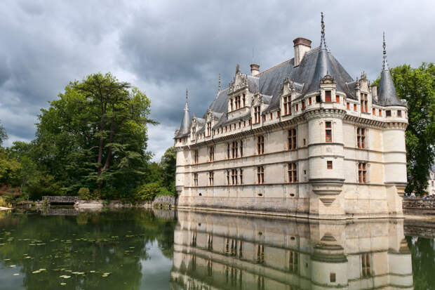 http://upload.wikimedia.org/wikipedia/commons/d/d2/Chateau-Azay-le-Rudeau-1.jpg