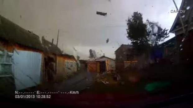 Водитель попал на автомобиле в торнадо [видео]