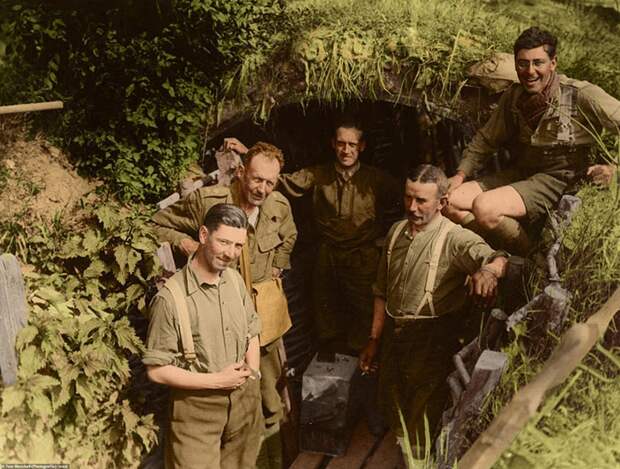 Британские солдаты в немецкой траншее, Месен, Бельгия, 1917 г. архивное фото, колоризация, колоризация фотографий, колоризированные снимки, первая мировая, первая мировая война, фото войны