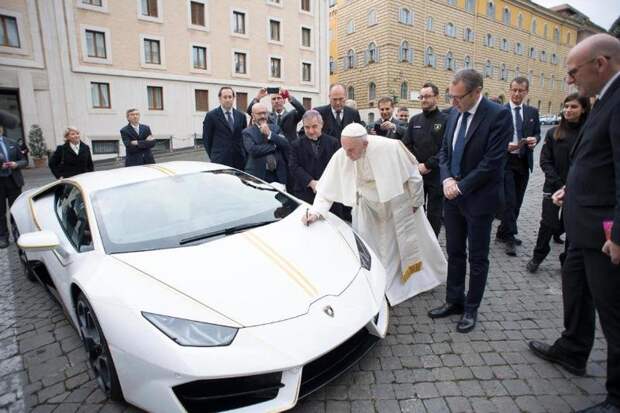 Папе римскому подарили уникальный Lamborghini, который он сразу решил продать авто, ватикан, ламборджини, машины, новости, папа римский, суперкар, фото