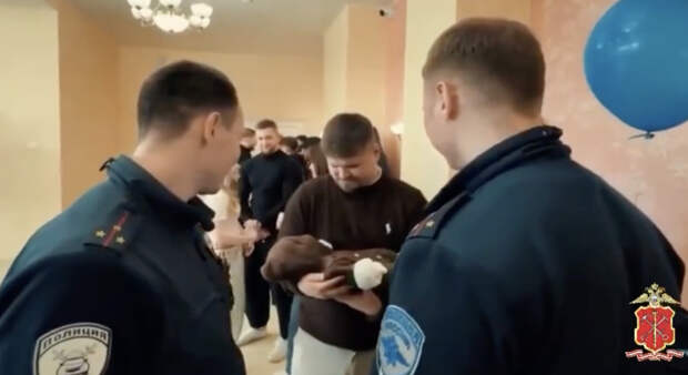 Инспекторы ГИБДД вызволили начавшую рожать девушку из пробки на КАД