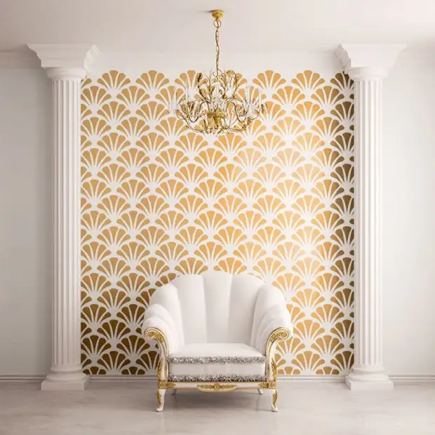Сочетание белого с золотом: трафаретный узор, полиуретановые пилястры и нео-барочное кресло в современной комнате