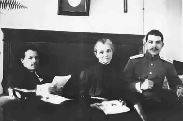 Братья Николай (слева) и Сергей Вавиловы с матерью, Александрой Михайловной, 1915 год.