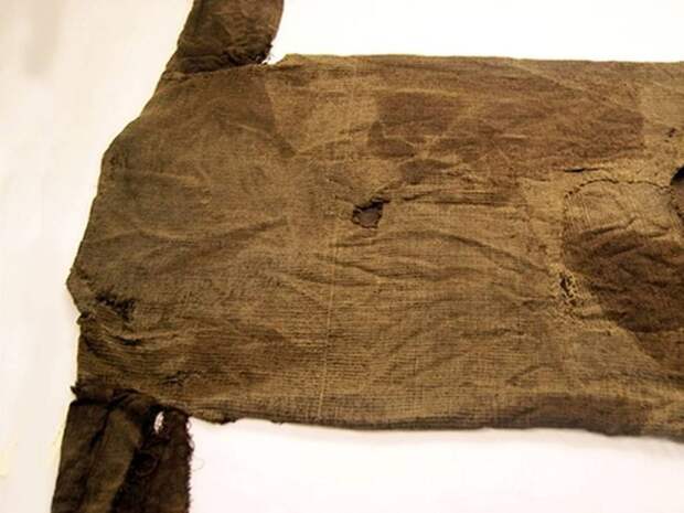 Свитер 1700 лет Самый старый свитер в мире принадлежал некоему моднику из Европы железного века. Скорее всего, такая одежда стоила очень дорого: прорехи неоднократно заштопаны и вещь, несмотря на возраст, находится в очень хорошем состоянии.