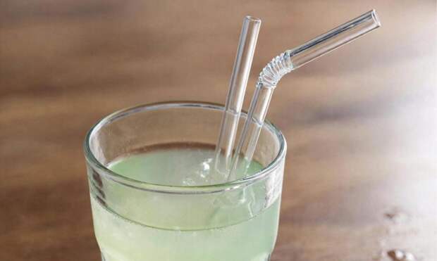 Экологично, но опасно: стеклянная трубочка для напитков может вас убить