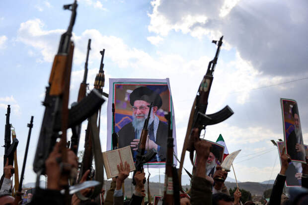 «Миротворец в очередной раз показал лицо». Что говорят в России о решении Трампа бомбить Иран и убить аятоллу вопреки переговорам