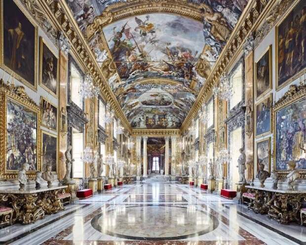 Главный зал украсили работы именитых скульпторов и художников, включая самого Микеланджело (Palazzo Farnese, Рим). 