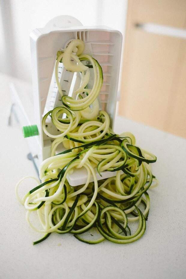 2. Приспособление для чистки овощей, которое превращает их в овощные спагетти гаджет, кухня