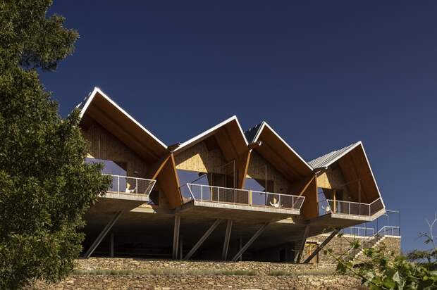 Опоры под консольной частью представляют собой диагонально закрепленные стальные балки (Quinta da Faisca, Португалия). | Фото: allcadblocks.com.