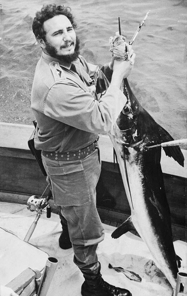 Фидель Кастро во время соревнований первого дня ежегодного турнира по рыбной ловле Хемингуэя