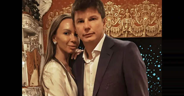 Андрей Аршавин вышел в свет с возлюбленной — матерью своего шестого ребёнка