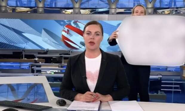 Заскучала: выбежавшая в эфир с плакатом экс-редактор Первого канала хочет вернуться в Россию