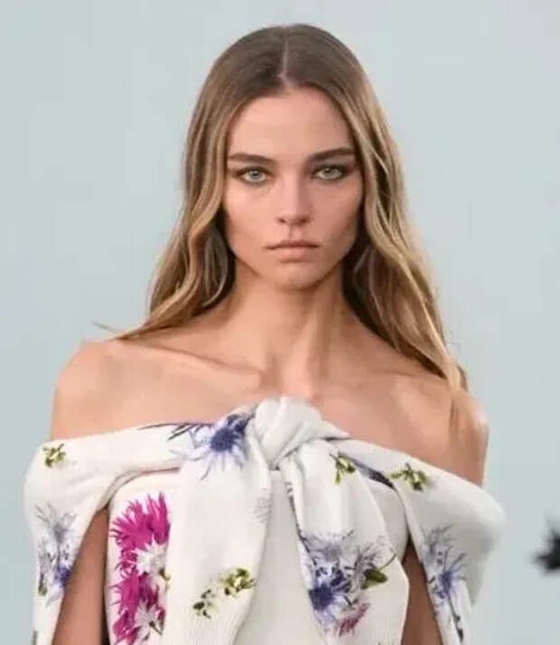 Алеся Кафельникова на показе Blumarine осень-зима — 2025/Фото: Daniele Oberrauch/Gorunway.com