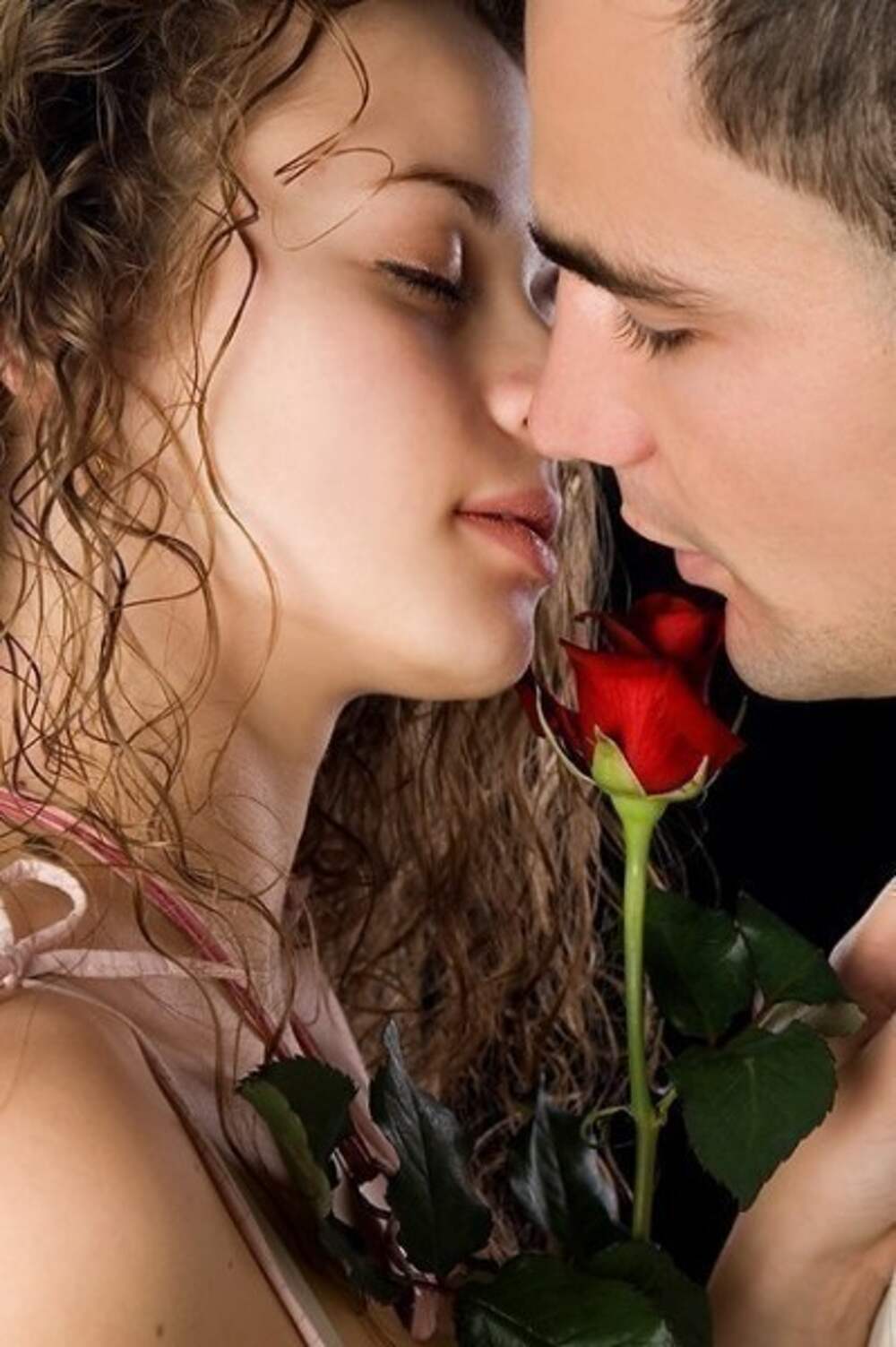 Женщина любит мужчину видео. Красивый поцелуй. Романтическая женщина. Романтичный поцелуй.