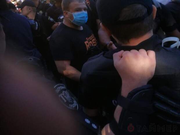 Одесское шествие педерастов началось с драки Одесское шествие педерастов началось с драки