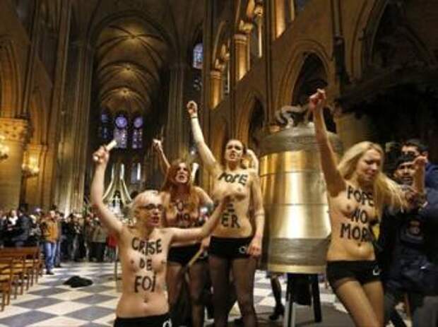 Акция FEMEN в Соборе Парижской Богоматери в феврале 2013 г.