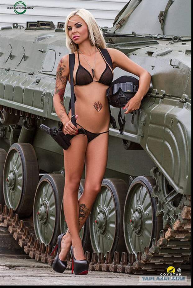Чешские модели снялись на фоне военной техники для календаря. 16 