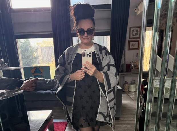 Певица Елена Ваенга снялась в полупрозрачном мини-платье