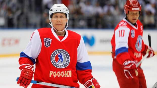 Путин играет в хоккей!