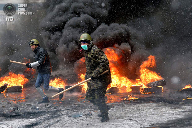 Украина. Киев. 22 января. Столкновения протестующих против действующей власти с сотрудниками правоохранительных органов. (Sergei Supinsky/AFP/Getty Images)