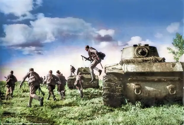 Пехота прыгает с танков, чтобы добить отступающие нацистские войска битва, вов, война, история, оружие, победа, сталинград