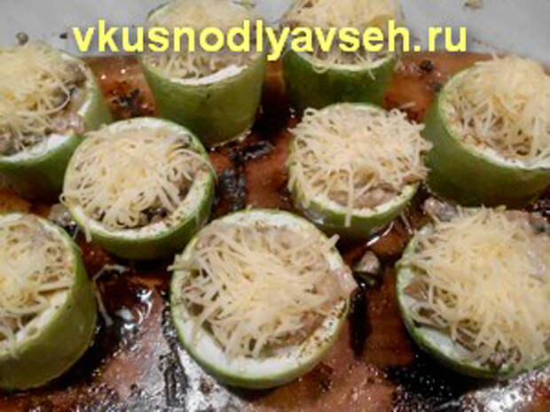 жульен в кабачках посыпать тертым сыром