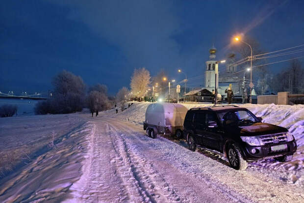 В Архангельске ребенок на тюбинге скатился с горки под колеса машины