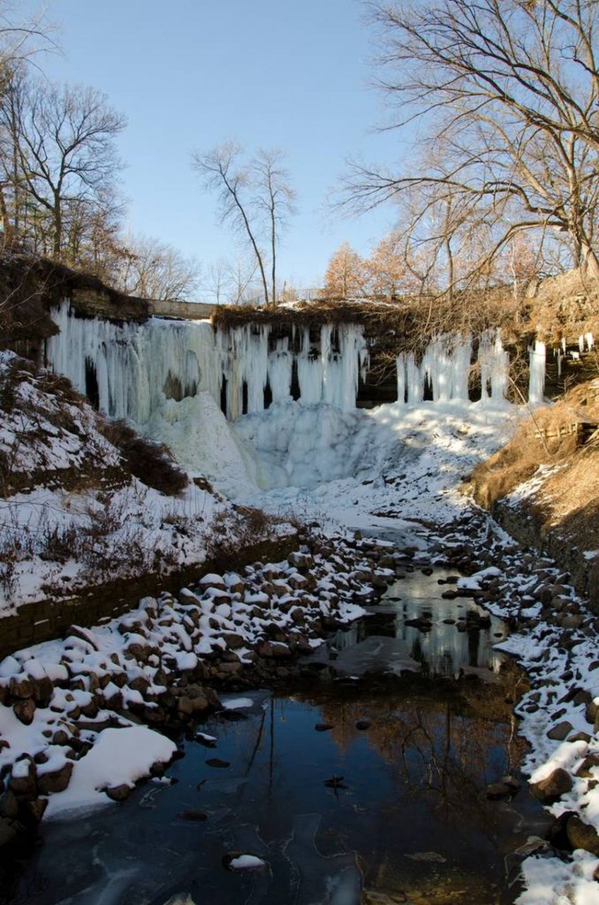 Скованный льдом водопад Миннехаха