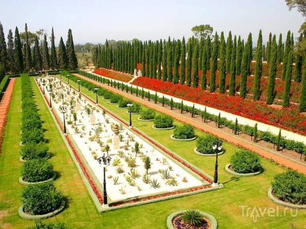 Выполненные в персидском стиле террасы и цветники, аллеи и газоны в Бахайских садах Хайфы, Израиль / Израиль