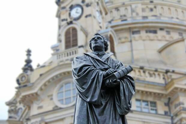 Памятник Мартину Лютеру в Дрездене, административном центре Саксонии, Германия