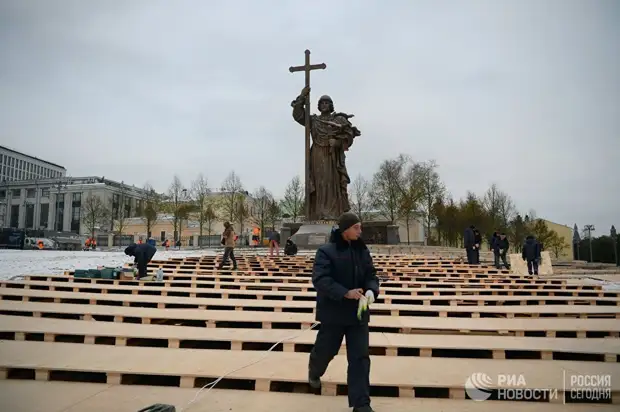 Открытия памятника владимиру. 17-Метровый памятник князю Владимиру на Боровицкой площади в Москве.. Памятник Владимиру Жаботинскому в Израиле.