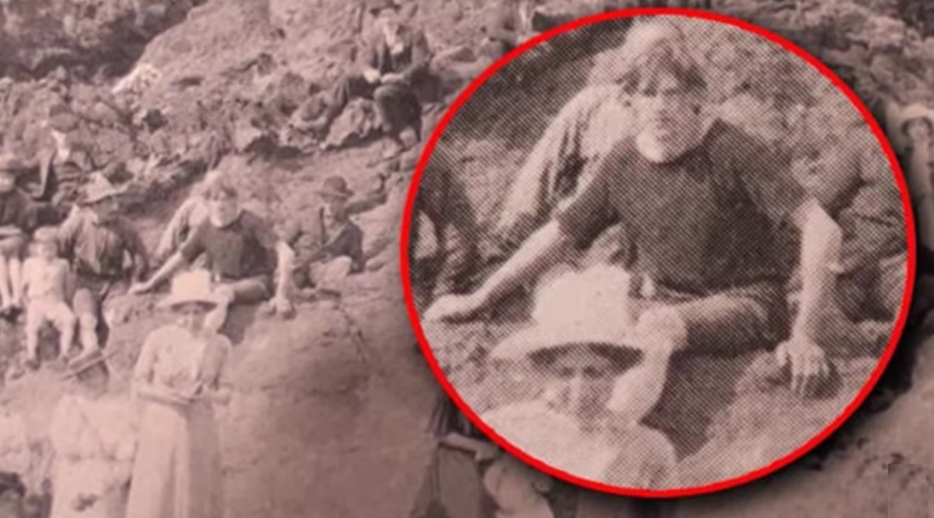 На фото 1917 года «путешественник во времени» выдал себя двумя деталями