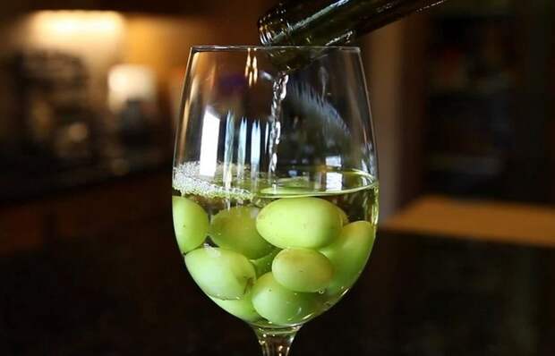 Замороженный виноград для охлаждения вина.