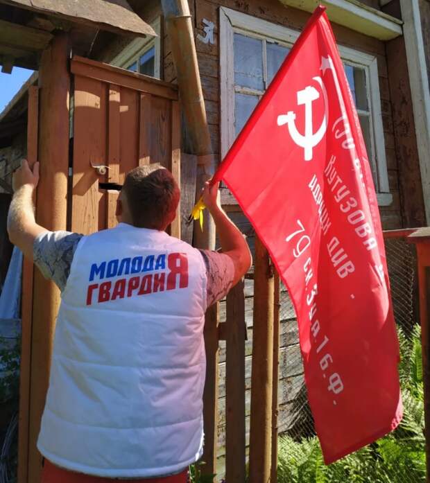 На домах ветеранов в Тверской области установили Знамя Победы