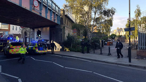 Полицейские у станции метро Parsons Green в Лондоне. 15 сентября 2017 Полицейские у станции метро Parsons Green в Лондоне. 15 сентября 2017