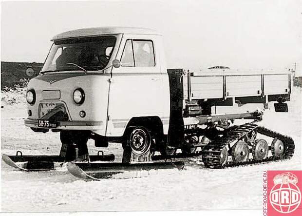 Полугусеничный УАЗ-452С на основе УАЗ-452Д. 1965 год. Предполагалось также оснащать гусеницами и передний мост
