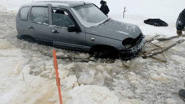 Провалившуюся под лёд машину разобрали, пока водитель ходил за помощью