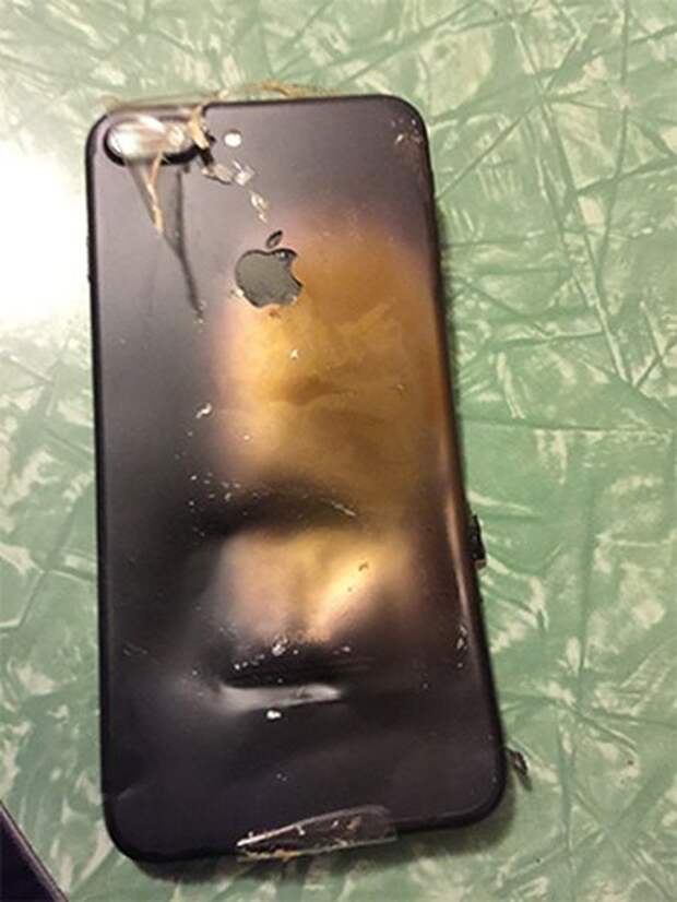 Во время доставки iPhone 7 взорвался прямо в коробке (4 фото)