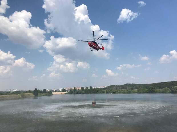 Оперативность действий и большой запас воды: как тушат пожары вертолеты Московского авиационного центра