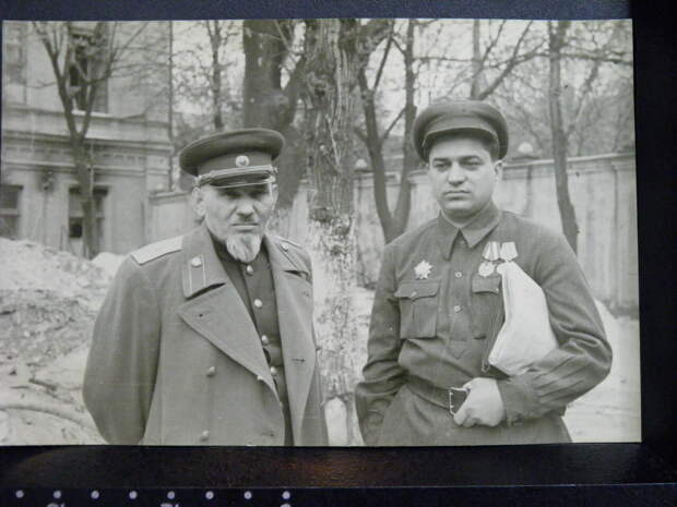 Сидор Артемьевич Ковпак и комиссар Кизя Л.Е. в Киеве. 1947