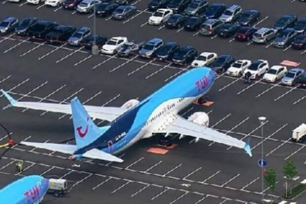 737_MAX_stoyanka