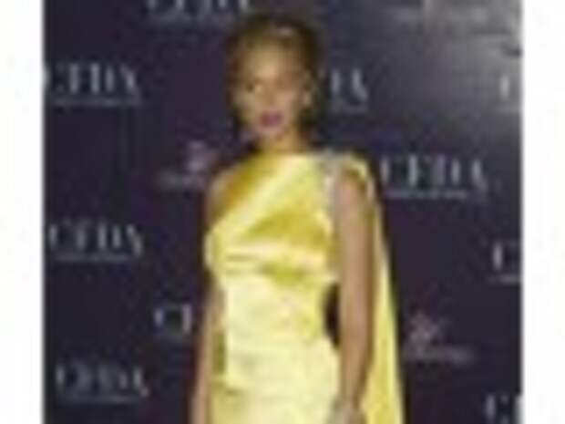 2004: На церемонии награждения CFDA Fashion, певица выглядит ярко в канареечно-желтом платье. 