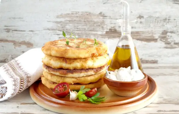 Лепёшки, колбаски, салат: 5 аппетитных и сытных блюд из картошки