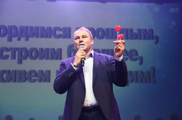 Петр Толстой поздравил соцработников ЮВАО с 30-летним юбилеем службы / Фото: Александр Чикин
