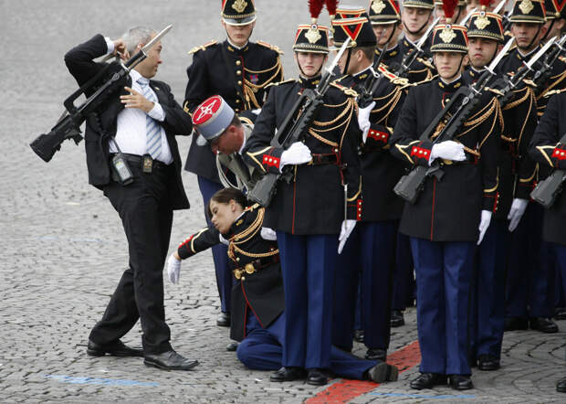 Солдат Республиканской гвардии не выдержал парада в честь Дня взятия Бастилии в Париже