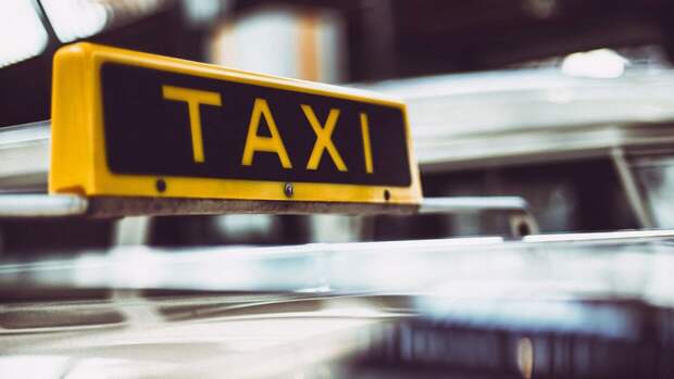 Пассажирка такси в Новороссийске оскорбила водителя и набросилась на него