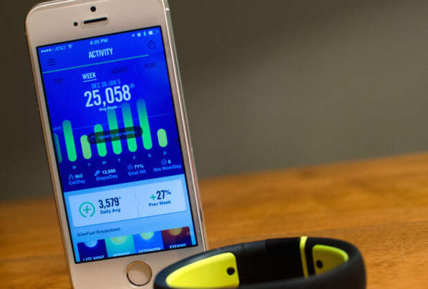 fuelband_se_iphone_band_hero